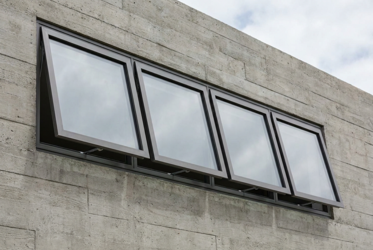 Top hung aluminum awning windows manufactured in China by Richocean